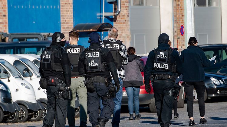 Polizeieinsatz gegen Rocker in einem Gewerbegebiet in Berlin-Weißensee. 