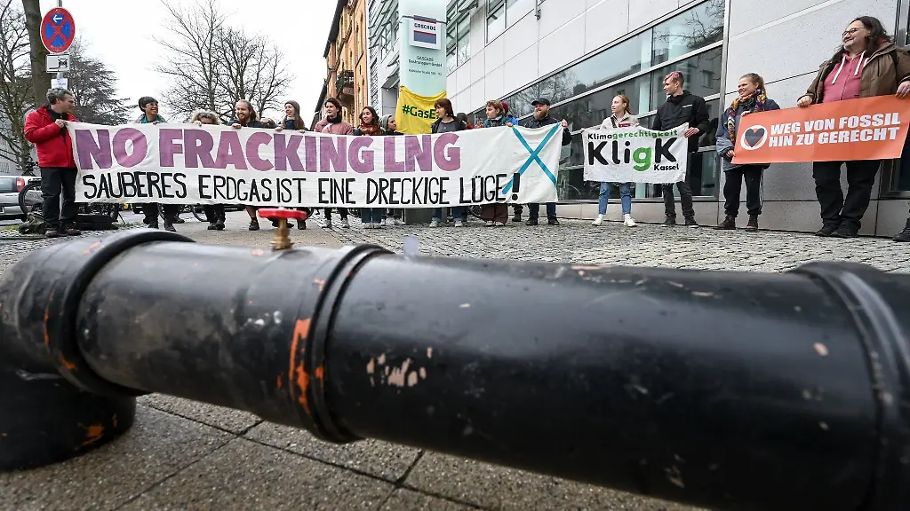 Hinter-dem-Abschnitt-einer-Pipeline-demonstrieren-Klimaschuetzer-vor-der-Zentrale-des-Gasnetzbetreibers-Gascade-gegen-das-Ruegener-LNG-Terminal