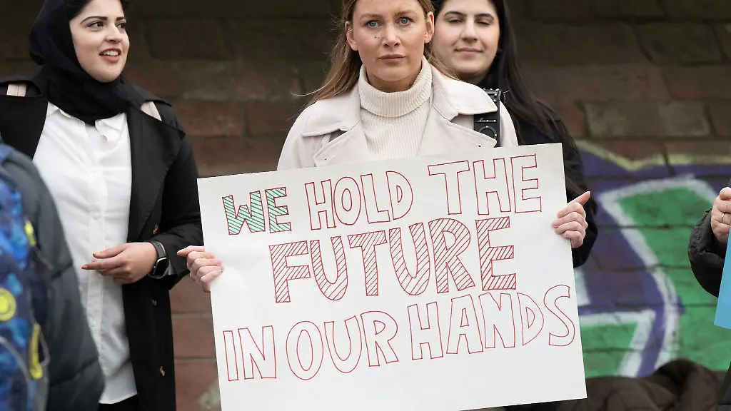We-hold-the-future-in-our-hands-steht-auf-dem-Plakat-einer-Frau-die-sich-in-Frankfurt-an-der-Kundgebung-Laerm-gegen-rechts-beteiligt