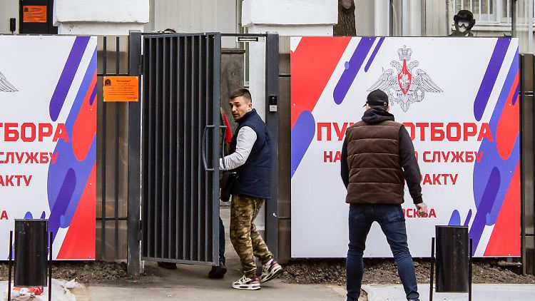 Zwei junge Russen betreten ein Rekrutierungsbüro in Moskau. 