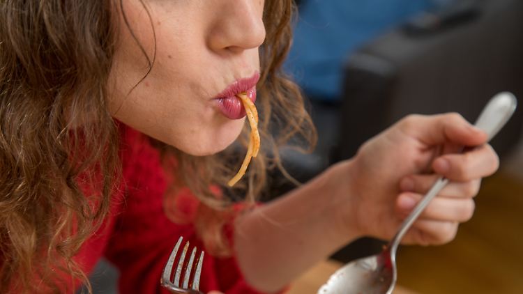 Die Geräusche, die beim Essen entstehen, können einige Menschen fast nicht aushalten - aber komplett lautlos  zu essen, ist kaum möglich.