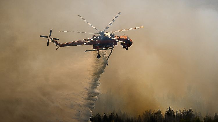 Ein Löschhubschrauber versucht zu retten, was noch zu retten ist. 