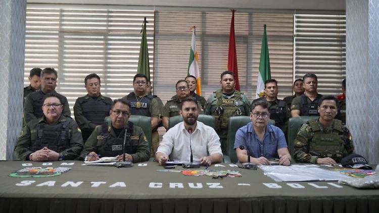 Innenminister Eduardo del Castillo (Mitte) verkündet am 4. August die Festnahme von Erlan Ivar García López, Marsets rechte Hand.