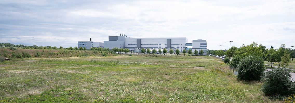 Geplanter Standort im Dresdner Norden, im Hintergrund ist die Halbleiterfabrik von Bosch zu sehen.