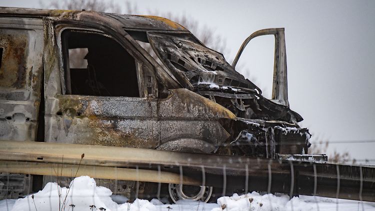 Einen Flucht-Transporter setzten die Räuber mehrere Kilometer weiter an einem Wald bei Müssentin in Brand.