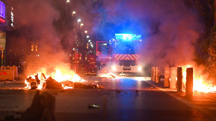 Die Ausschreitungen in Frankreich waren ausgebrochen, nachdem ein Polizist Ende Juni einen Jugendlichen in einer Pariser Vorstadt erschossen hatte.