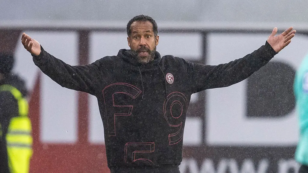 Duesseldorfs-Trainer-Daniel-Thioune-beschwert-sich