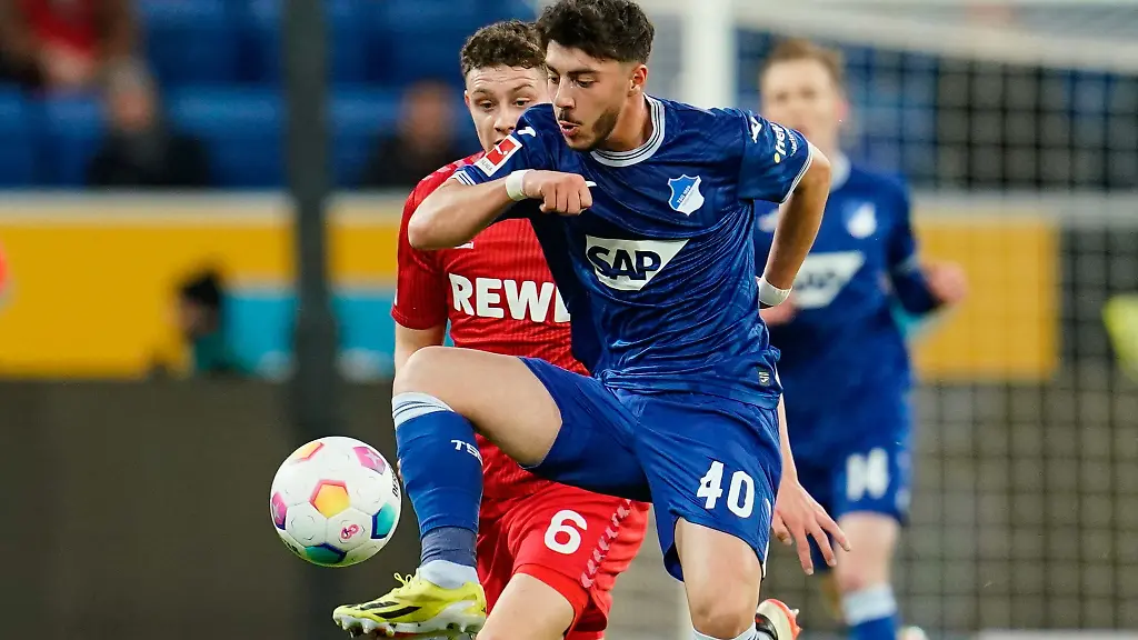 Koelns-Eric-Martel-l-und-Hoffenheims-Umut-Tohumcu-kaempfen-um-den-Ball
