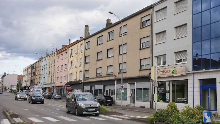 Blick auf eine Häuserzeile mit dem Haus, in dem die Frau behauptet, gefangen gehalten und gefoltert worden zu sein.
