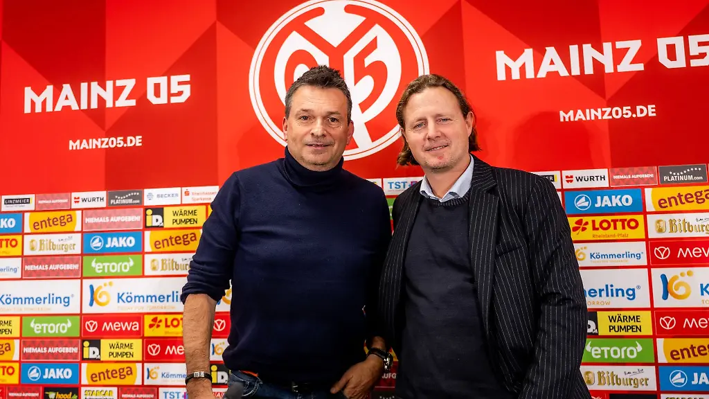 Der-Daene-Bo-Henriksen-r-steht-neben-dem-Mainzer-Sportvorstand-Christian-Heidel