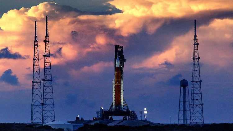 Die Sonne geht über der Rakete von "Artemis 1" am Kennedy Space Center in Florida unter.