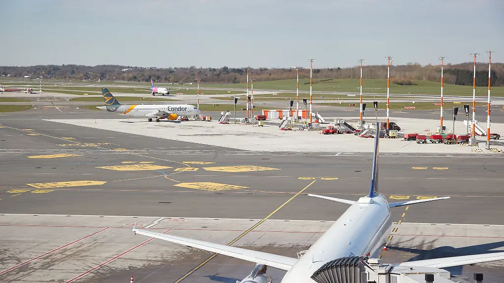 Blick-auf-das-Rollfeld-am-Hamburger-Flughafen