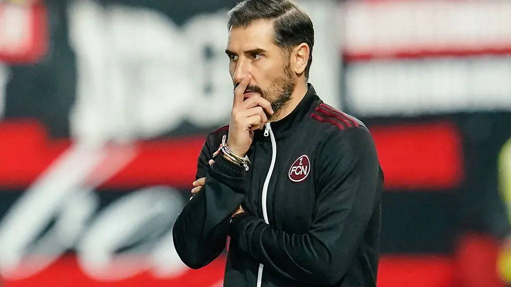 Nuernbergs-Trainer-Cristian-Fiel-reagiert-an-der-Seitenlinie