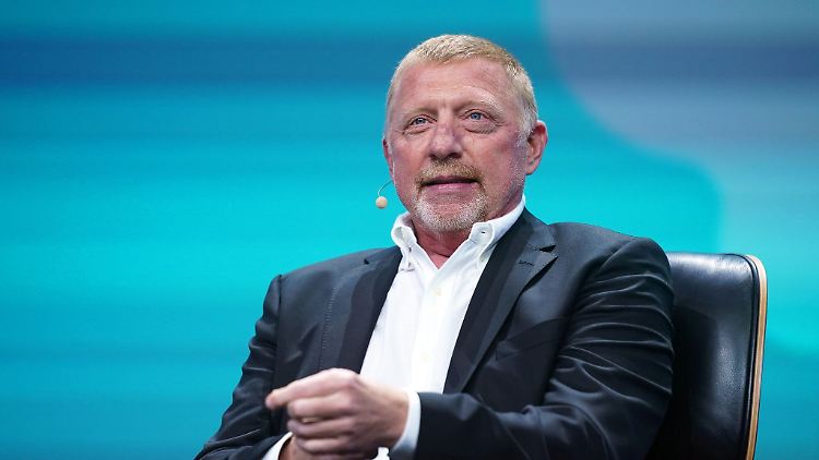 Boris Becker sitzt auf gepackten Koffern.