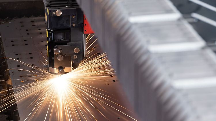 Eine Metallplatte wird in einer Produktion bearbeitet.