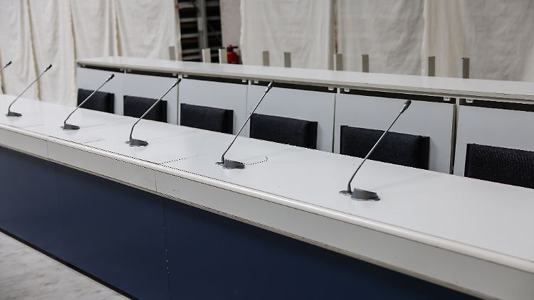 Die Anklagebank aus dem Prozess-Saal von Stuttgart-Stammheim, auf der viele RAF-Mitglieder saßen, steht im Depot des Hauses der Geschichte.