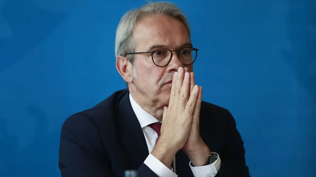 Thueringens-Innenminister-Georg-Maier-SPD-spricht-waehrend-einer-Pressekonferenz-in-der-Feuerwache-in-Nordhausen