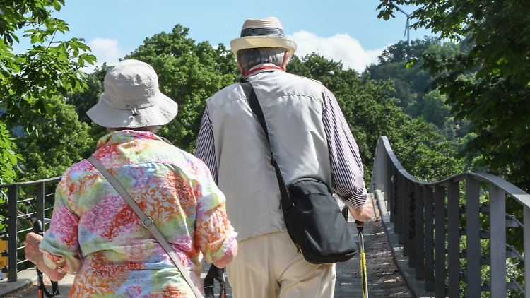 Beim Walking abgehängt, bei der Lebenserwartung hinken Männer aber noch hinterher. Allerdings schrumpft der Abstand zu den Frauen. 