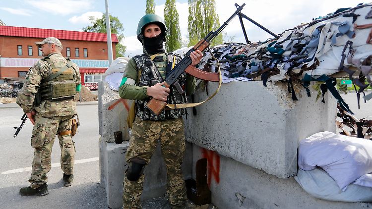 Zwei ukrainische Soldaten stehen wenige Kilometer von der russisch-ukrainischen Grenze entfernt Wache. (Archivbild) 