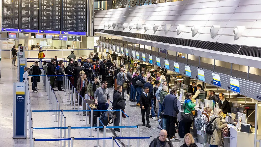Schlangen-am-Airport-Schalter-Ab-Dienstag-soll-beim-Bodenpersonal-der-Lufthansa-gestreikt-werden-Zunaechst-fuer-einen-Tag