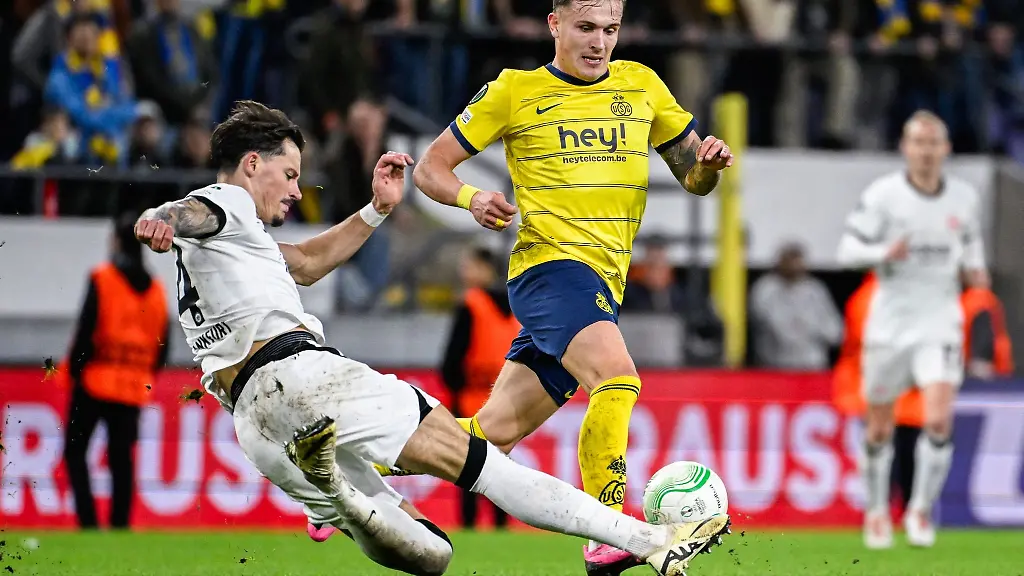 Frankfurts-Robin-Koch-l-und-Unions-Dennis-Eckert-kaempfen-um-den-Ball