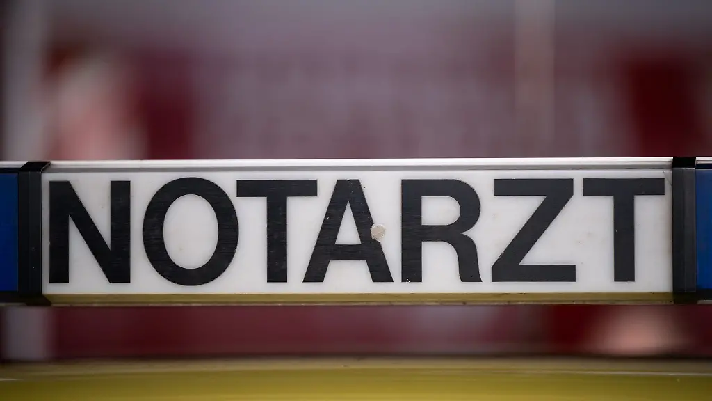 Ein-Wagen-mit-der-Aufschrift-Notarzt-steht-in-der-Hauptfeuerwache-Potsdam