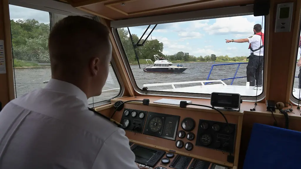 Die-Wasserschutzpolizei-bedeutet-einem-Bootsfuehrer-beizudrehen-und-am-Polizeiboot-festzumachen