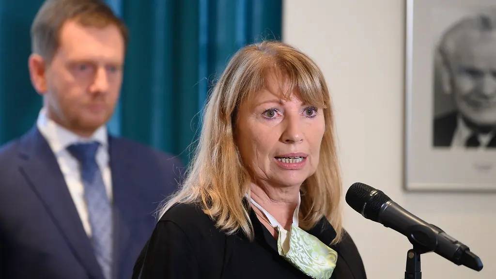 Michael-Kretschmer-CDU-Ministerpraesident-von-Sachsen-und-Petra-Koepping-SPD-Sozialministerin-von-Sachsen-sprechen-auf-einer-Pressekonferenz