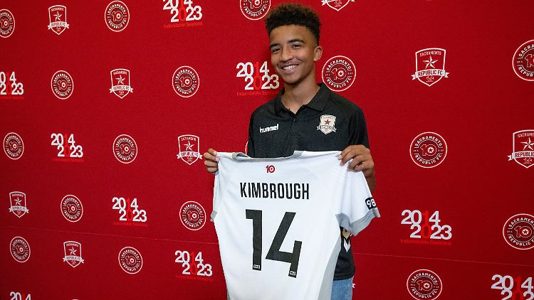 Das 13-jährige Fußballtalent Davian Kimbrough hält sein Trikot der Sacramento Republic, nachdem der Verein ihn unter Vertrag genommen hat.
