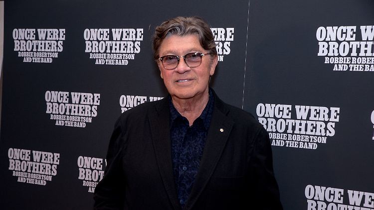 Der Rolling "Rolling Stone" listet Robbie Robertson auf Rang 45 der besten Songwriter aller Zeiten und auf Platz 59 der besten Gitarristen.