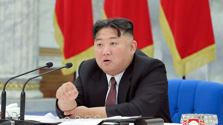 Machthaber Kim Jong Un sieht sich von "feindseligen Kräften" bedroht.