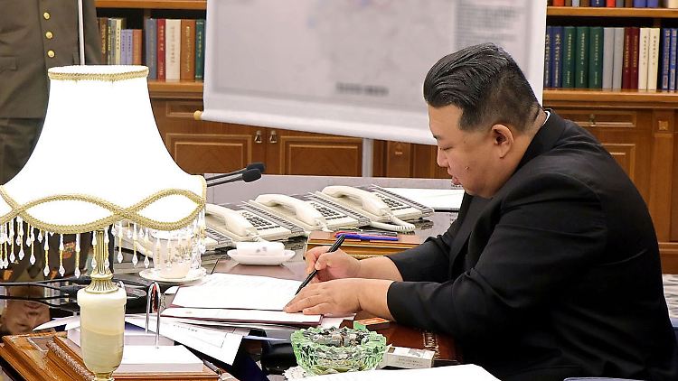 Bei einer Sitzung der Zentralen Militärkommission der Arbeiterpartei unterschreibt Machthaber Kim Jong Un ein Dekret, um das Militär zu verstärken.