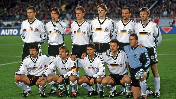 Thomas Helmer (oben rechts) und Dietmar Hamann (obere Reihe, 3. von rechts) spielten gemeinsam für die deutsche Nationalmannschaft.