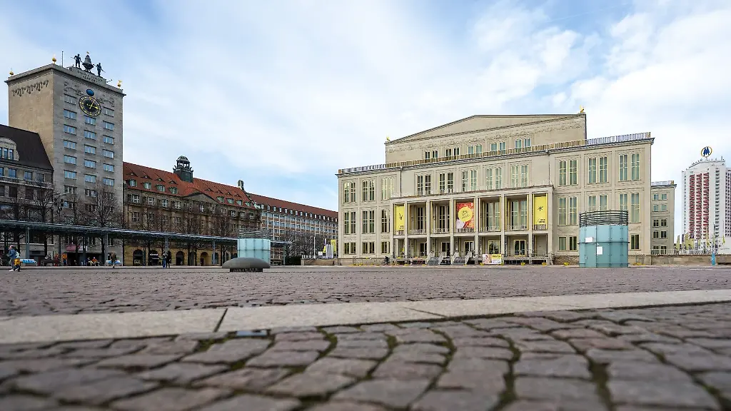 Blick-auf-die-Oper-Leipzig-am-Augustusplatz