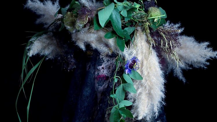 Künstlerin Nina Backman bei ihrer an das finnische Nationalepos Kalevala angelehnten Aino-Performance.
