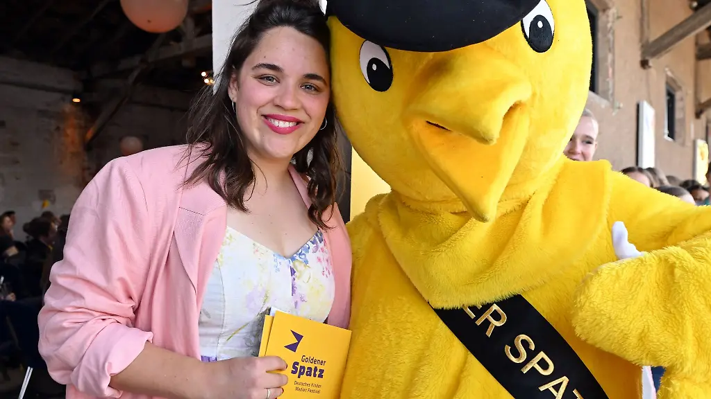 Elisabeth-Wenk-Festivalleiterin-steht-mit-dem-Maskottchen-vor-der-Preisverleihung