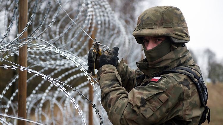 Die polnische Grenze zu Belarus soll nicht nur mit Stacheldraht, sondern mit insgesamt 10.000 Soldaten gesichert werden. 