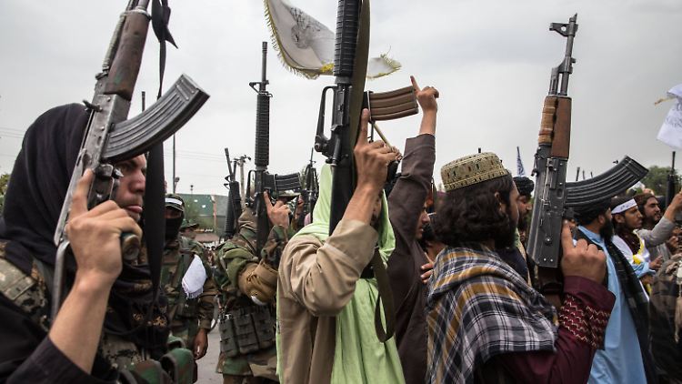 Taliban auf den Straßen Kabuls - tatsächlich sei mittlerweile Frieden in Afghanistan, sagt Ellinor Zeino.