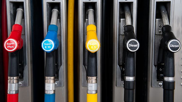 Zapfpistolen hängen an einer Tankstelle an der Zapfsäule.