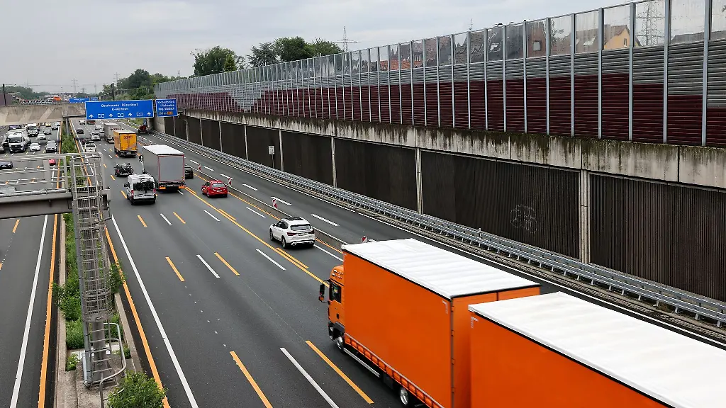 Vorsicht-beim-Spurwechsel-Die-Haftungsfrage-muessen-nach-Unfaellen-oft-Gerichte-klaeren