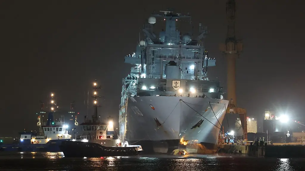 Der-174-Meter-lange-Einsatzversorger-Bonn-der-Deutschen-Marine-liegt-nach-einer-Reparatur-im-Marinearsenal-an-der-Kaikante
