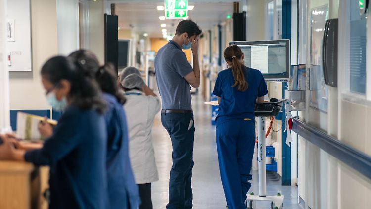 Etwa 383.000 Menschen warten bereits seit einem Jahr auf einen Eingriff.