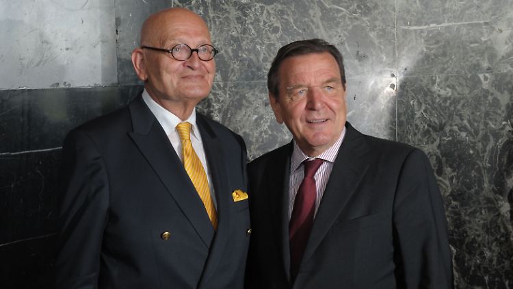 Hannovers Ex-Oberbürgermeister Schmalstieg (l., hier im Jahr 2013) findet die Debatte um den Verzicht auf die Ehrung des Alt-Kanzlers Schröder (r.) "völlig daneben".  