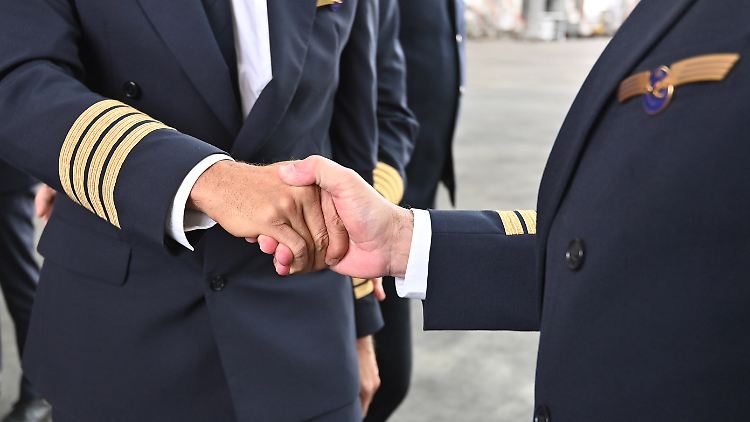 In den nächsten drei Jahren sollen Pilotinnen und Piloten mindestens 18 Prozent mehr Geld erhalten. 