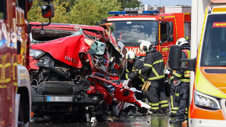 Der Lkw-Fahrer wurde nach dem Unfall auf der A1 in seinem Führerhaus eingeklemmt. 