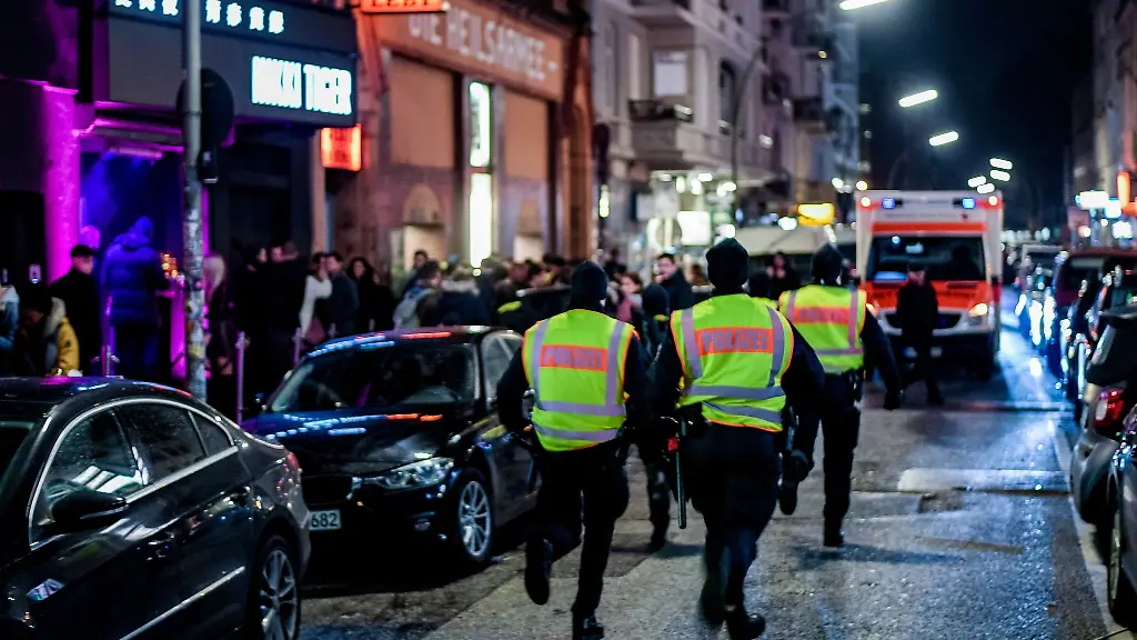 Polizisten-laufen-zu-einem-Einsatzort-in-der-Talstrasse-in-der-Naehe-der-Reeperbahn