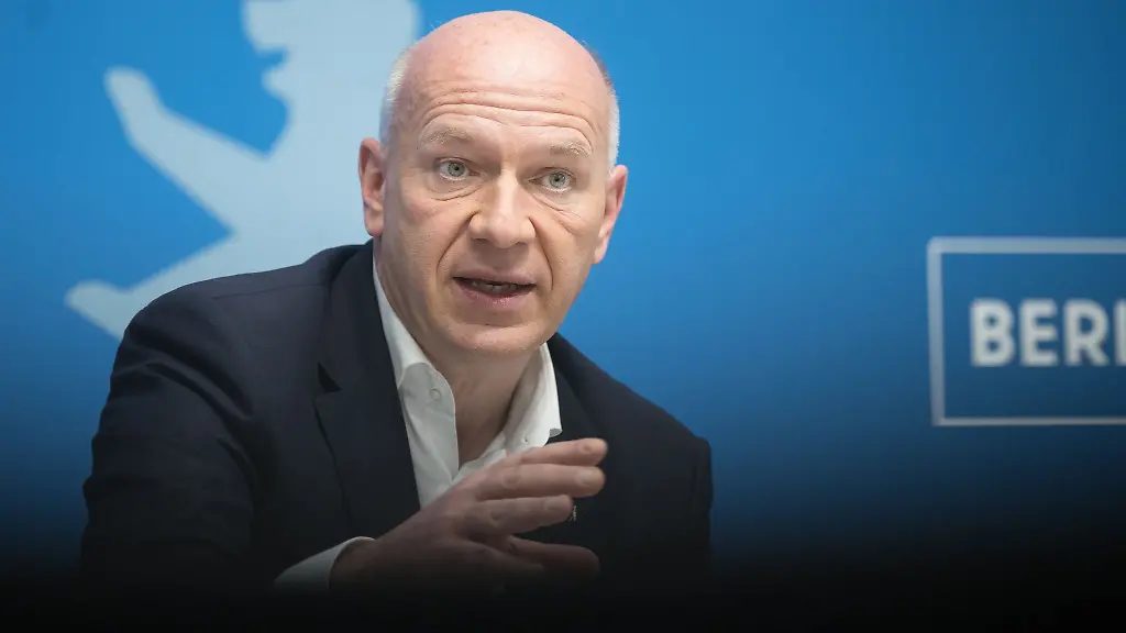 Berlins-Regierender-Buergermeister-Kai-Wegner-CDU-bei-einer-Pressekonferenz