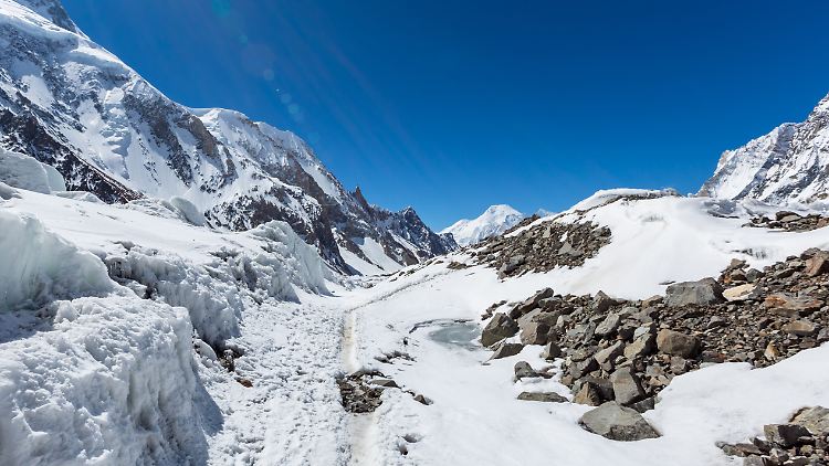 Vor rund zwei Wochen war der 35 Jahre alte pakistanische Bergträger Mohammed Hassan am Achttausender K2 gestürzt und schließlich ums Leben gekommen.