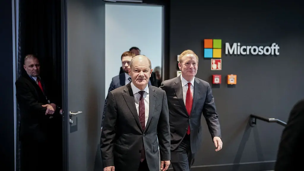 Bundeskanzler-Olaf-Scholz-SPD-und-Vice-Chair-und-President-der-Microsoft-Corporation-Brad-Smith-kommen-zur-Pressekonferenz-der-Microsoft-Deutschland-GmbH-zu-den-Investitionen-des-Konzerns-im-KI-Bereich-in-Deutschland