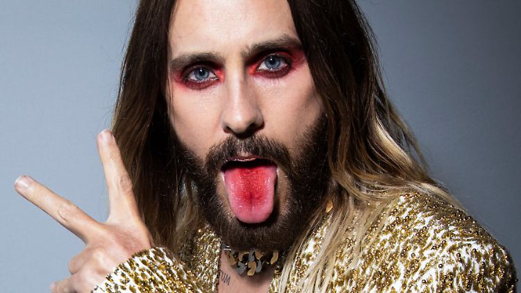 Jared Leto selbst nennt sein Schmink-Tutorial "Hot Mess" (auf deutsch: Chaos).